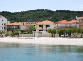 Spacious Beachfront Apartment Ciovo